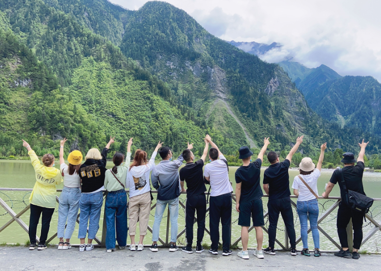 開心工作，品質(zhì)生活！西安網(wǎng)絡(luò)公司一群?有情有義的人，在一起做一件有價(jià)值有意義的事情。